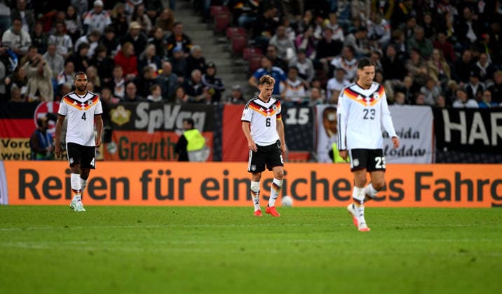 FUSSBALL UEFA Nations League Liga A Gruppe 2 2026 2027 in Augsburg 27.09.2026 Deutschland - Griechenland Deutschland Enntaeuschung v. li., Jonathan Tah, Joshua Kimmich, Younes