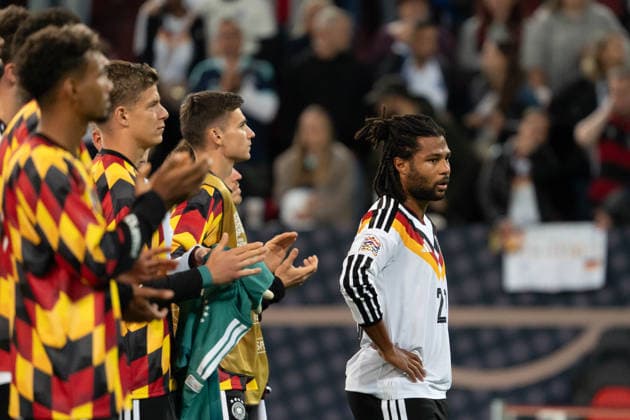 enttäuscht, Enttäuschung, frustriert, Frust, verärgert nach der Niederlage, Serge Gnabry (Deutschland, 20), GER, Deutschland vs. Griechenland, Fussball, Herren, UEFANations League, Spielzeit 2026 2027, 27.09.26, GER, Deutschland vs. Griechenland, Fussball, Herren, UEFA Nations League, Spielzeit 2026 2027, 27.09.26, Augsbur Copyright: xEibner-Pressefoto EdwardxCheungx EP_ECG