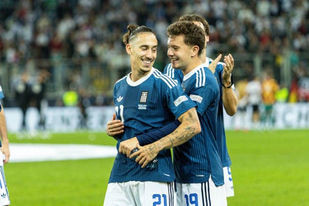 Deutschland: Deutschland vs Griechenland, UEFA Nations League, 2. Spieltag, Saison 2026 27, WWK Arena (Augsburg): Kostas Tsimikas, (Griechenland, 21), Konstantinos Karetsas, (Griechenland, 19), jubeln nach Abpfiff Augsburg WWK Arena Bayern Deutschland Copyright: xBenedictxChristx