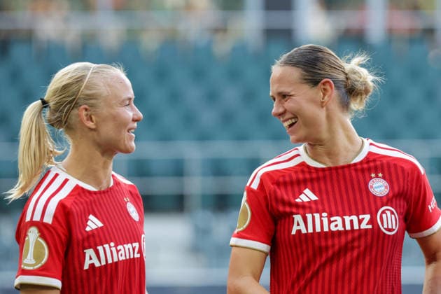 27.09.2026, xgrfx, Fussball DFB Pokal Frauen 1.Runde, Borussia Mönchengladbach - FC Bayern München v.l. Pernille Harder, Klara Bühl (FC Bayern München) Mönchengladbach