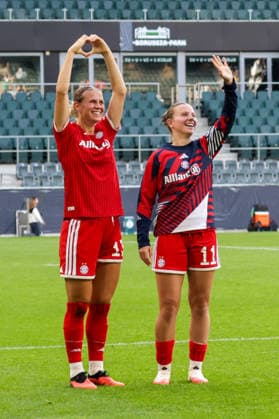 27.09.2026, xgrfx, Fussball DFB Pokal Frauen 1.Runde, Borussia Mönchengladbach - FC Bayern München v.l. Klara Bühl, Sarah Mattner (FC Bayern München) Mönchengladbach