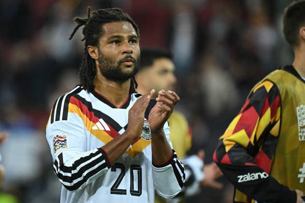 27.09.2026, xemx, Fussball UEFA Nations League, Deutschland - Griechenland Serge Gnabry (Deutsche Fussball Nationalmannschaft DFB) bedankt sich bei den Fans Enttäuscht, traurig, frustriert, ratlos, Augsburg