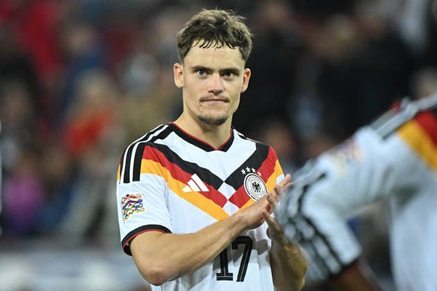 27.09.2026, xemx, Fussball UEFA Nations League, Deutschland - Griechenland Florian Wirtz (Deutsche Fussball Nationalmannschaft DFB) bedankt sich bei den Fans Enttäuscht, traurig, frustriert, ratlos, Augsburg