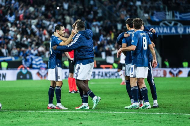 Fussball, UEFA Nations League Saison 2026 2027 Gruppe A2 - 2.Spieltag Deutschland - Griechenland 27.09.2026, WWK Arena Augsburg Die Spieler von Griechenland freuen sich nach dem Spiel über den Sieg Augsburg WWK Arena Bayern Deutschland