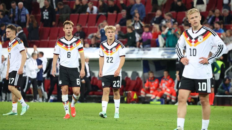 27.09.2026, xrekx, Fussball UEFA Nations League, Deutschland - Griechenland v.l. Spielende Florian Wirtz (Deutschland) Joshua Kimmich (Deutschland) Hennes Behrens (Deutschland) Jonathan Burkardt (Deutschland) enttaeuscht, enttäuscht, schaut enttaeuscht, niedergeschlagen, disappointed Augsburg