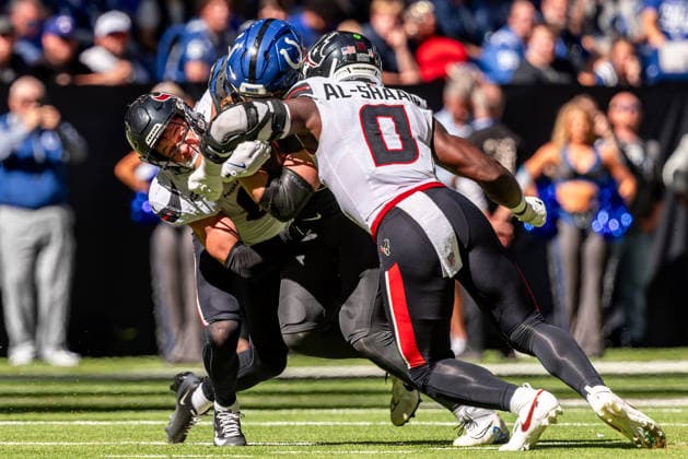 September 27, 2026, Indianapolis, Indiana, U.S: Indianapolis Colts tight end Tyler Warren (84) is hit by Houston Texans linebacker Azeez Al-Shaair (0) after catching a pass during the game between the Houston Texans and the Indianapolis Colts at Lucas Oil Stadium, Indianapolis, Indiana. NFL, American Football Herren, USA 2026 Colts 19-17 Texans  - ZUMAs304 20260927_zaf_s304_019 Copyright: xScottxStuartx