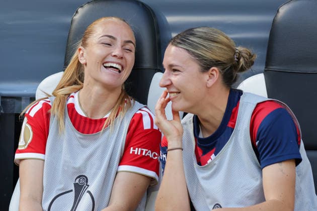 27.09.2026, xgrfx, Fussball DFB Pokal Frauen 1.Runde, Borussia Mönchengladbach - FC Bayern München v.l. Glodis Viggosdottir, Barbara Dunst (FC Bayern München) Mönchengladbach