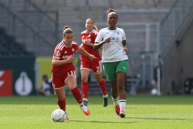 Sarah Mattner-Trembleau (FC Bayern Muenchen) und Lili Jones-Baidoe (Borussia Moenchengladbach) im Zweikampf waehrend des Spiels des DFB-Pokal der Frauen zwischen Borussia Moenchengladbach und FC Bayern Muenchen, ista-Borussia-Park am 27. September 2026 in Moenchengladbach, Deutschland. (Foto von Oliver Kaelke DeFodi Images) +++ Sarah Mattner-Trembleau (FC Bayern Muenchen) und Lili Jones-Baidoe (Borussia Moenchengladbach) battle for the ball during the DFB-Pokal der Frauen match between Borussia Moenchengladbach and FC Bayern Muenchen at ista-Borussia-Park on September 27, 2026 in Moenchengladbach, Germany. (Photo by Oliver Kaelke DeFodi Images) DFB DFL REGULATIONS PROHIBIT ANY USE OF PHOTOGRAPHS AS IMAGE SEQUENCES AND OR QUASI-VIDEO. (Photo by Oliver Kaelke DeFodi Images) -