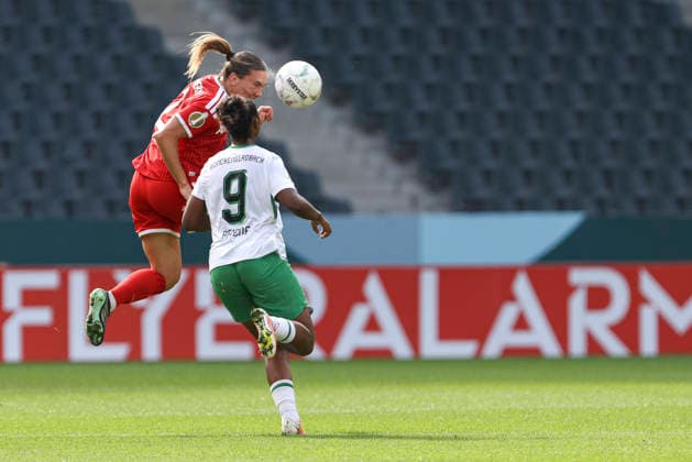 Vanessa Gilles (FC Bayern Muenchen) und Lili Jones-Baidoe (Borussia Moenchengladbach) im Zweikampf waehrend des Spiels des DFB-Pokal der Frauen zwischen Borussia Moenchengladbach und FC Bayern Muenchen, ista-Borussia-Park am 27. September 2026 in Moenchengladbach, Deutschland. (Foto von Oliver Kaelke DeFodi Images) +++ Vanessa Gilles (FC Bayern Muenchen) und Lili Jones-Baidoe (Borussia Moenchengladbach) battle for the ball during the DFB-Pokal der Frauen match between Borussia Moenchengladbach and FC Bayern Muenchen at ista-Borussia-Park on September 27, 2026 in Moenchengladbach, Germany. (Photo by Oliver Kaelke DeFodi Images) DFB DFL REGULATIONS PROHIBIT ANY USE OF PHOTOGRAPHS AS IMAGE SEQUENCES AND OR QUASI-VIDEO. (Photo by Oliver Kaelke DeFodi Images) -