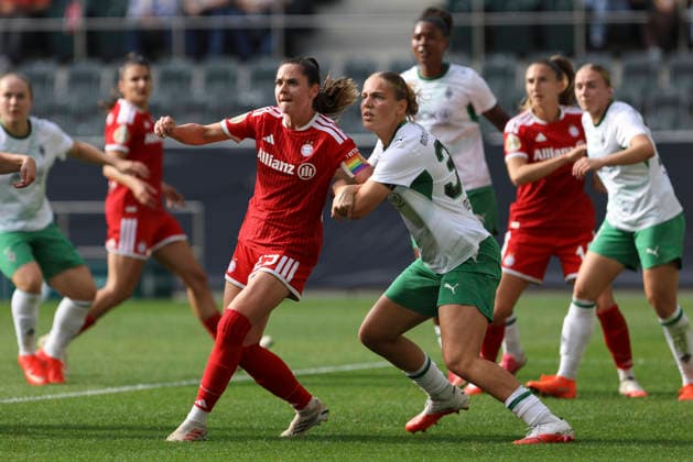 Sarah Zadrazil (FC Bayern Muenchen) und Marlene Deyss (Borussia Moenchengladbach) im Zweikampf waehrend des Spiels des DFB-Pokal der Frauen zwischen Borussia Moenchengladbach und FC Bayern Muenchen, ista-Borussia-Park am 27. September 2026 in Moenchengladbach, Deutschland. (Foto von Oliver Kaelke DeFodi Images) +++ Sarah Zadrazil (FC Bayern Muenchen) und Marlene Deyss (Borussia Moenchengladbach) battle for the ball during the DFB-Pokal der Frauen match between Borussia Moenchengladbach and FC Bayern Muenchen at ista-Borussia-Park on September 27, 2026 in Moenchengladbach, Germany. (Photo by Oliver Kaelke DeFodi Images) DFB DFL REGULATIONS PROHIBIT ANY USE OF PHOTOGRAPHS AS IMAGE SEQUENCES AND OR QUASI-VIDEO. (Photo by Oliver Kaelke DeFodi Images) -