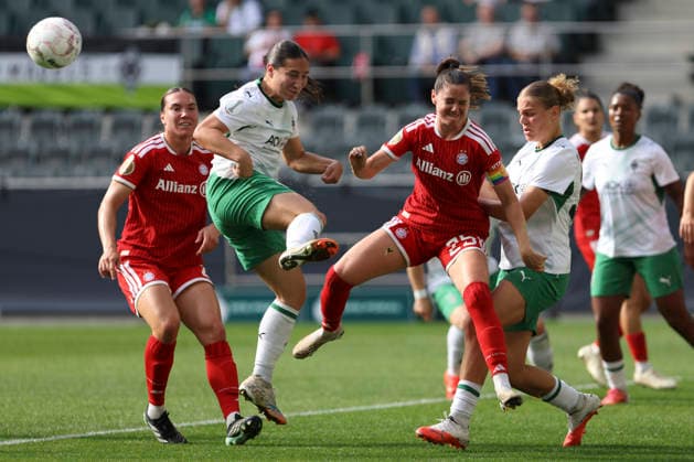 Maresa Arici (Borussia Moenchengladbach), Sarah Zadrazil (FC Bayern Muenchen) und Marlene Deyss (Borussia Moenchengladbach) im Zweikampf waehrend des Spiels des DFB-Pokal der Frauen zwischen Borussia Moenchengladbach und FC Bayern Muenchen, ista-Borussia-Park am 27. September 2026 in Moenchengladbach, Deutschland. (Foto von Oliver Kaelke DeFodi Images) +++ Maresa Arici (Borussia Moenchengladbach), Sarah Zadrazil (FC Bayern Muenchen) und Marlene Deyss (Borussia Moenchengladbach) battle for the ball during the DFB-Pokal der Frauen match between Borussia Moenchengladbach and FC Bayern Muenchen at ista-Borussia-Park on September 27, 2026 in Moenchengladbach, Germany. (Photo by Oliver Kaelke DeFodi Images) DFB DFL REGULATIONS PROHIBIT ANY USE OF PHOTOGRAPHS AS IMAGE SEQUENCES AND OR QUASI-VIDEO. (Photo by Oliver Kaelke DeFodi Images) -