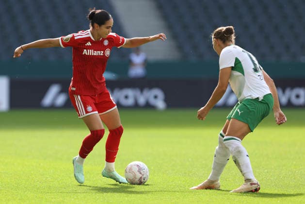 Kassandra Potsi (FC Bayern Muenchen) und Yvonne Zielinski (Borussia Moenchengladbach) im Zweikampf waehrend des Spiels des DFB-Pokal der Frauen zwischen Borussia Moenchengladbach und FC Bayern Muenchen, ista-Borussia-Park am 27. September 2026 in Moenchengladbach, Deutschland. (Foto von Oliver Kaelke DeFodi Images) +++ Kassandra Potsi (FC Bayern Muenchen) und Yvonne Zielinski (Borussia Moenchengladbach) battle for the ball during the DFB-Pokal der Frauen match between Borussia Moenchengladbach and FC Bayern Muenchen at ista-Borussia-Park on September 27, 2026 in Moenchengladbach, Germany. (Photo by Oliver Kaelke DeFodi Images) DFB DFL REGULATIONS PROHIBIT ANY USE OF PHOTOGRAPHS AS IMAGE SEQUENCES AND OR QUASI-VIDEO. (Photo by Oliver Kaelke DeFodi Images) -