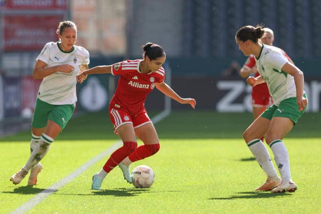 Yvonne Zielinski (Borussia Moenchengladbach), Kassandra Potsi (FC Bayern Muenchen) und Maresa Arici (Borussia Moenchengladbach) im Zweikampf waehrend des Spiels des DFB-Pokal der Frauen zwischen Borussia Moenchengladbach und FC Bayern Muenchen, ista-Borussia-Park am 27. September 2026 in Moenchengladbach, Deutschland. (Foto von Oliver Kaelke DeFodi Images) +++ Yvonne Zielinski (Borussia Moenchengladbach), Kassandra Potsi (FC Bayern Muenchen) und Maresa Arici (Borussia Moenchengladbach) battle for the ball during the DFB-Pokal der Frauen match between Borussia Moenchengladbach and FC Bayern Muenchen at ista-Borussia-Park on September 27, 2026 in Moenchengladbach, Germany. (Photo by Oliver Kaelke DeFodi Images) DFB DFL REGULATIONS PROHIBIT ANY USE OF PHOTOGRAPHS AS IMAGE SEQUENCES AND OR QUASI-VIDEO. (Photo by Oliver Kaelke DeFodi Images) -