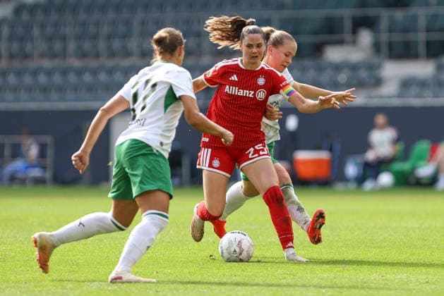 Sarah Zadrazil (FC Bayern Muenchen) und Luca Graf (Borussia Moenchengladbach) im Zweikampf waehrend des Spiels des DFB-Pokal der Frauen zwischen Borussia Moenchengladbach und FC Bayern Muenchen, ista-Borussia-Park am 27. September 2026 in Moenchengladbach, Deutschland. (Foto von Oliver Kaelke DeFodi Images) +++ Sarah Zadrazil (FC Bayern Muenchen) und Luca Graf (Borussia Moenchengladbach) battle for the ball during the DFB-Pokal der Frauen match between Borussia Moenchengladbach and FC Bayern Muenchen at ista-Borussia-Park on September 27, 2026 in Moenchengladbach, Germany. (Photo by Oliver Kaelke DeFodi Images) DFB DFL REGULATIONS PROHIBIT ANY USE OF PHOTOGRAPHS AS IMAGE SEQUENCES AND OR QUASI-VIDEO. (Photo by Oliver Kaelke DeFodi Images) -