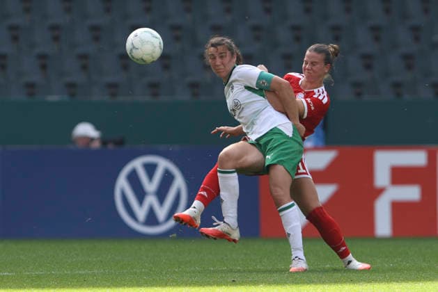 Kristina Bartsch (Borussia Moenchengladbach) und Sarah Mattner-Trembleau (FC Bayern Muenchen) im Zweikampf waehrend des Spiels des DFB-Pokal der Frauen zwischen Borussia Moenchengladbach und FC Bayern Muenchen, ista-Borussia-Park am 27. September 2026 in Moenchengladbach, Deutschland. (Foto von Oliver Kaelke DeFodi Images) +++ Kristina Bartsch (Borussia Moenchengladbach) und Sarah Mattner-Trembleau (FC Bayern Muenchen) battle for the ball during the DFB-Pokal der Frauen match between Borussia Moenchengladbach and FC Bayern Muenchen at ista-Borussia-Park on September 27, 2026 in Moenchengladbach, Germany. (Photo by Oliver Kaelke DeFodi Images) DFB DFL REGULATIONS PROHIBIT ANY USE OF PHOTOGRAPHS AS IMAGE SEQUENCES AND OR QUASI-VIDEO. (Photo by Oliver Kaelke DeFodi Images) -