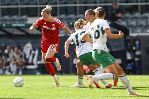 Franziska Kett (FC Bayern Muenchen), Luca Graf (Borussia Moenchengladbach) und Marlene Deyss (Borussia Moenchengladbach) im Zweikampf waehrend des Spiels des DFB-Pokal der Frauen zwischen Borussia Moenchengladbach und FC Bayern Muenchen, ista-Borussia-Park am 27. September 2026 in Moenchengladbach, Deutschland. (Foto von Oliver Kaelke DeFodi Images) +++ Franziska Kett (FC Bayern Muenchen), Luca Graf (Borussia Moenchengladbach) und Marlene Deyss (Borussia Moenchengladbach) battle for the ball during the DFB-Pokal der Frauen match between Borussia Moenchengladbach and FC Bayern Muenchen at ista-Borussia-Park on September 27, 2026 in Moenchengladbach, Germany. (Photo by Oliver Kaelke DeFodi Images) DFB DFL REGULATIONS PROHIBIT ANY USE OF PHOTOGRAPHS AS IMAGE SEQUENCES AND OR QUASI-VIDEO. (Photo by Oliver Kaelke DeFodi Images) -