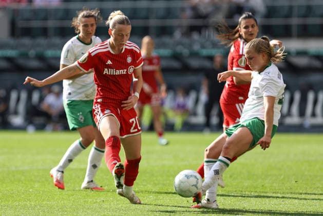 Franziska Kett (FC Bayern Muenchen) und Luca Graf (Borussia Moenchengladbach) im Zweikampf waehrend des Spiels des DFB-Pokal der Frauen zwischen Borussia Moenchengladbach und FC Bayern Muenchen, ista-Borussia-Park am 27. September 2026 in Moenchengladbach, Deutschland. (Foto von Oliver Kaelke DeFodi Images) +++ Franziska Kett (FC Bayern Muenchen) und Luca Graf (Borussia Moenchengladbach) battle for the ball during the DFB-Pokal der Frauen match between Borussia Moenchengladbach and FC Bayern Muenchen at ista-Borussia-Park on September 27, 2026 in Moenchengladbach, Germany. (Photo by Oliver Kaelke DeFodi Images) DFB DFL REGULATIONS PROHIBIT ANY USE OF PHOTOGRAPHS AS IMAGE SEQUENCES AND OR QUASI-VIDEO. (Photo by Oliver Kaelke DeFodi Images) -