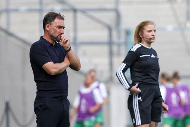 Trainer Jose Barcala (FC Bayern Muenchen) schaut, gestikuliert, Gestik waehrend des Spiels des DFB-Pokal der Frauen zwischen Borussia Moenchengladbach und FC Bayern Muenchen, ista-Borussia-Park am 27. September 2026 in Moenchengladbach, Deutschland. (Foto von Oliver Kaelke DeFodi Images) +++ Trainer Jose Barcala (FC Bayern Muenchen) looks on, gestures during the DFB-Pokal der Frauen match between Borussia Moenchengladbach and FC Bayern Muenchen at ista-Borussia-Park on September 27, 2026 in Moenchengladbach, Germany. (Photo by Oliver Kaelke DeFodi Images) DFB DFL REGULATIONS PROHIBIT ANY USE OF PHOTOGRAPHS AS IMAGE SEQUENCES AND OR QUASI-VIDEO. (Photo by Oliver Kaelke DeFodi Images) -