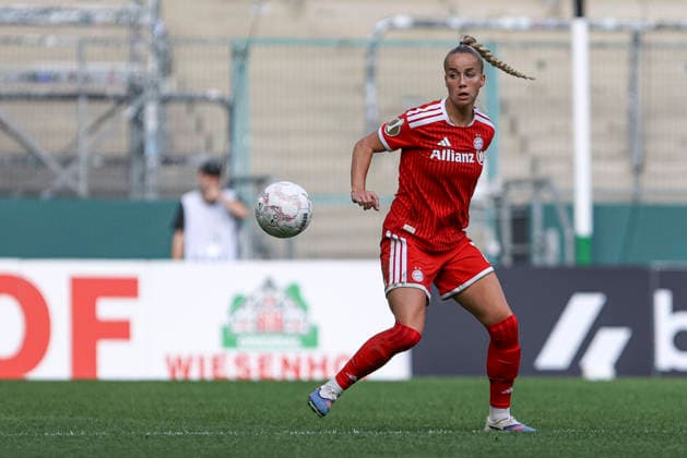 Giulia Gwinn (FC Bayern Muenchen) in Aktion, am Ball, Einzelaktion waehrend des Spiels des DFB-Pokal der Frauen zwischen Borussia Moenchengladbach und FC Bayern Muenchen, ista-Borussia-Park am 27. September 2026 in Moenchengladbach, Deutschland. (Foto von Oliver Kaelke DeFodi Images) +++ Giulia Gwinn (FC Bayern Muenchen) controls the ball during the DFB-Pokal der Frauen match between Borussia Moenchengladbach and FC Bayern Muenchen at ista-Borussia-Park on September 27, 2026 in Moenchengladbach, Germany. (Photo by Oliver Kaelke DeFodi Images) DFB DFL REGULATIONS PROHIBIT ANY USE OF PHOTOGRAPHS AS IMAGE SEQUENCES AND OR QUASI-VIDEO. (Photo by Oliver Kaelke DeFodi Images) -