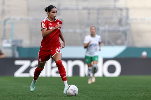 Kassandra Potsi (FC Bayern Muenchen) in Aktion, am Ball, Einzelaktion waehrend des Spiels des DFB-Pokal der Frauen zwischen Borussia Moenchengladbach und FC Bayern Muenchen, ista-Borussia-Park am 27. September 2026 in Moenchengladbach, Deutschland. (Foto von Oliver Kaelke DeFodi Images) +++ Kassandra Potsi (FC Bayern Muenchen) controls the ball during the DFB-Pokal der Frauen match between Borussia Moenchengladbach and FC Bayern Muenchen at ista-Borussia-Park on September 27, 2026 in Moenchengladbach, Germany. (Photo by Oliver Kaelke DeFodi Images) DFB DFL REGULATIONS PROHIBIT ANY USE OF PHOTOGRAPHS AS IMAGE SEQUENCES AND OR QUASI-VIDEO. (Photo by Oliver Kaelke DeFodi Images) -