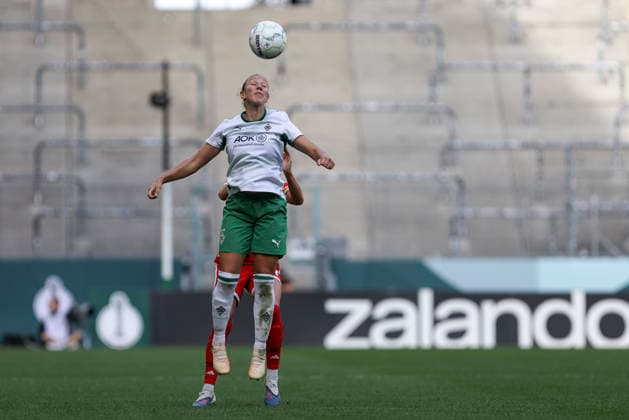 Yvonne Zielinski (Borussia Moenchengladbach) und Giulia Gwinn (FC Bayern Muenchen) im Zweikampf waehrend des Spiels des DFB-Pokal der Frauen zwischen Borussia Moenchengladbach und FC Bayern Muenchen, ista-Borussia-Park am 27. September 2026 in Moenchengladbach, Deutschland. (Foto von Oliver Kaelke DeFodi Images) +++ Yvonne Zielinski (Borussia Moenchengladbach) und Giulia Gwinn (FC Bayern Muenchen) battle for the ball during the DFB-Pokal der Frauen match between Borussia Moenchengladbach and FC Bayern Muenchen at ista-Borussia-Park on September 27, 2026 in Moenchengladbach, Germany. (Photo by Oliver Kaelke DeFodi Images) DFB DFL REGULATIONS PROHIBIT ANY USE OF PHOTOGRAPHS AS IMAGE SEQUENCES AND OR QUASI-VIDEO. (Photo by Oliver Kaelke DeFodi Images) -