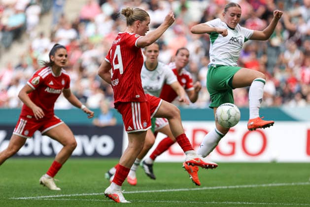 Alara Åžehitler (FC Bayern Muenchen) und Luca Graf (Borussia Moenchengladbach) im Zweikampf waehrend des Spiels des DFB-Pokal der Frauen zwischen Borussia Moenchengladbach und FC Bayern Muenchen, ista-Borussia-Park am 27. September 2026 in Moenchengladbach, Deutschland. (Foto von Oliver Kaelke DeFodi Images) +++ Alara Åžehitler (FC Bayern Muenchen) und Luca Graf (Borussia Moenchengladbach) battle for the ball during the DFB-Pokal der Frauen match between Borussia Moenchengladbach and FC Bayern Muenchen at ista-Borussia-Park on September 27, 2026 in Moenchengladbach, Germany. (Photo by Oliver Kaelke DeFodi Images) DFB DFL REGULATIONS PROHIBIT ANY USE OF PHOTOGRAPHS AS IMAGE SEQUENCES AND OR QUASI-VIDEO. (Photo by Oliver Kaelke DeFodi Images) -