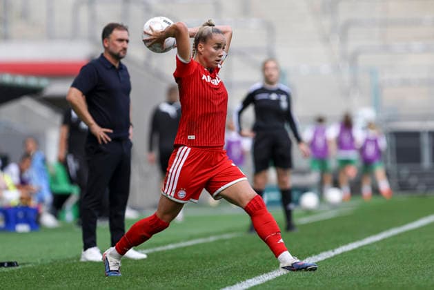 Giulia Gwinn (FC Bayern Muenchen) beim einwurf waehrend des Spiels des DFB-Pokal der Frauen zwischen Borussia Moenchengladbach und FC Bayern Muenchen, ista-Borussia-Park am 27. September 2026 in Moenchengladbach, Deutschland. (Foto von Oliver Kaelke DeFodi Images) +++ Giulia Gwinn (FC Bayern Muenchen) throw in during the DFB-Pokal der Frauen match between Borussia Moenchengladbach and FC Bayern Muenchen at ista-Borussia-Park on September 27, 2026 in Moenchengladbach, Germany. (Photo by Oliver Kaelke DeFodi Images) DFB DFL REGULATIONS PROHIBIT ANY USE OF PHOTOGRAPHS AS IMAGE SEQUENCES AND OR QUASI-VIDEO. (Photo by Oliver Kaelke DeFodi Images) -