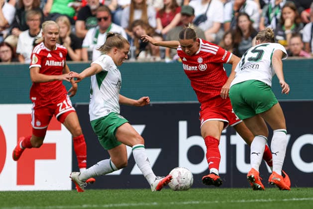 Luca Graf (Borussia Moenchengladbach), Klara Buehl (FC Bayern Muenchen) and Sam Drissen (Borussia Moenchengladbach) im Zweikampf waehrend des Spiels des DFB-Pokal der Frauen zwischen Borussia Moenchengladbach und FC Bayern Muenchen, ista-Borussia-Park am 27. September 2026 in Moenchengladbach, Deutschland. (Foto von Oliver Kaelke DeFodi Images) +++ Luca Graf (Borussia Moenchengladbach), Klara Buehl (FC Bayern Muenchen) and Sam Drissen (Borussia Moenchengladbach) battle for the ball during the DFB-Pokal der Frauen match between Borussia Moenchengladbach and FC Bayern Muenchen at ista-Borussia-Park on September 27, 2026 in Moenchengladbach, Germany. (Photo by Oliver Kaelke DeFodi Images) DFB DFL REGULATIONS PROHIBIT ANY USE OF PHOTOGRAPHS AS IMAGE SEQUENCES AND OR QUASI-VIDEO. (Photo by Oliver Kaelke DeFodi Images) -
