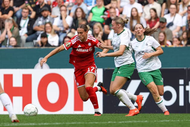 Klara Buehl (FC Bayern Muenchen) und Sam Drissen (Borussia Moenchengladbach) im Zweikampf waehrend des Spiels des DFB-Pokal der Frauen zwischen Borussia Moenchengladbach und FC Bayern Muenchen, ista-Borussia-Park am 27. September 2026 in Moenchengladbach, Deutschland. (Foto von Oliver Kaelke DeFodi Images) +++ Klara Buehl (FC Bayern Muenchen) und Sam Drissen (Borussia Moenchengladbach) battle for the ball during the DFB-Pokal der Frauen match between Borussia Moenchengladbach and FC Bayern Muenchen at ista-Borussia-Park on September 27, 2026 in Moenchengladbach, Germany. (Photo by Oliver Kaelke DeFodi Images) DFB DFL REGULATIONS PROHIBIT ANY USE OF PHOTOGRAPHS AS IMAGE SEQUENCES AND OR QUASI-VIDEO. (Photo by Oliver Kaelke DeFodi Images) -