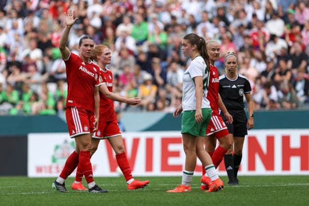 Vanessa Gilles (FC Bayern Muenchen) gestikuliert, Gestik waehrend des Spiels des DFB-Pokal der Frauen zwischen Borussia Moenchengladbach und FC Bayern Muenchen, ista-Borussia-Park am 27. September 2026 in Moenchengladbach, Deutschland. (Foto von Oliver Kaelke DeFodi Images) +++ Vanessa Gilles (FC Bayern Muenchen) gestures during the DFB-Pokal der Frauen match between Borussia Moenchengladbach and FC Bayern Muenchen at ista-Borussia-Park on September 27, 2026 in Moenchengladbach, Germany. (Photo by Oliver Kaelke DeFodi Images) DFB DFL REGULATIONS PROHIBIT ANY USE OF PHOTOGRAPHS AS IMAGE SEQUENCES AND OR QUASI-VIDEO. (Photo by Oliver Kaelke DeFodi Images) -