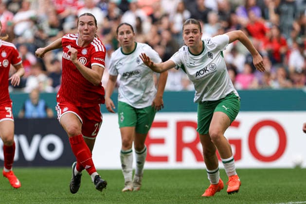 Vanessa Gilles (FC Bayern Muenchen) und Kiki Scholten (Borussia Moenchengladbach) schaut waehrend des Spiels des DFB-Pokal der Frauen zwischen Borussia Moenchengladbach und FC Bayern Muenchen, ista-Borussia-Park am 27. September 2026 in Moenchengladbach, Deutschland. (Foto von Oliver Kaelke DeFodi Images) +++ Vanessa Gilles (FC Bayern Muenchen) und Kiki Scholten (Borussia Moenchengladbach) looks on during the DFB-Pokal der Frauen match between Borussia Moenchengladbach and FC Bayern Muenchen at ista-Borussia-Park on September 27, 2026 in Moenchengladbach, Germany. (Photo by Oliver Kaelke DeFodi Images) DFB DFL REGULATIONS PROHIBIT ANY USE OF PHOTOGRAPHS AS IMAGE SEQUENCES AND OR QUASI-VIDEO. (Photo by Oliver Kaelke DeFodi Images) -