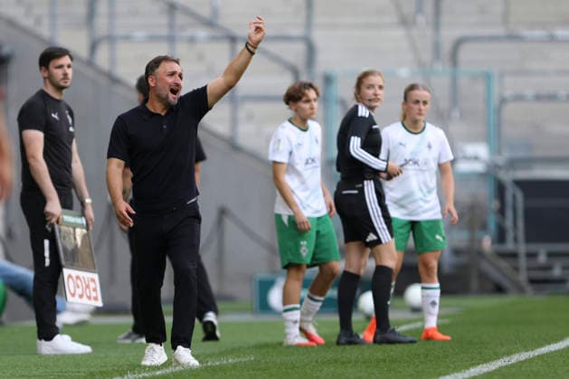 Trainer Jose Barcala (FC Bayern Muenchen) gestikuliert, Gestik waehrend des Spiels des DFB-Pokal der Frauen zwischen Borussia Moenchengladbach und FC Bayern Muenchen, ista-Borussia-Park am 27. September 2026 in Moenchengladbach, Deutschland. (Foto von Oliver Kaelke DeFodi Images) +++ Trainer Jose Barcala (FC Bayern Muenchen) gestures during the DFB-Pokal der Frauen match between Borussia Moenchengladbach and FC Bayern Muenchen at ista-Borussia-Park on September 27, 2026 in Moenchengladbach, Germany. (Photo by Oliver Kaelke DeFodi Images) DFB DFL REGULATIONS PROHIBIT ANY USE OF PHOTOGRAPHS AS IMAGE SEQUENCES AND OR QUASI-VIDEO. (Photo by Oliver Kaelke DeFodi Images) -