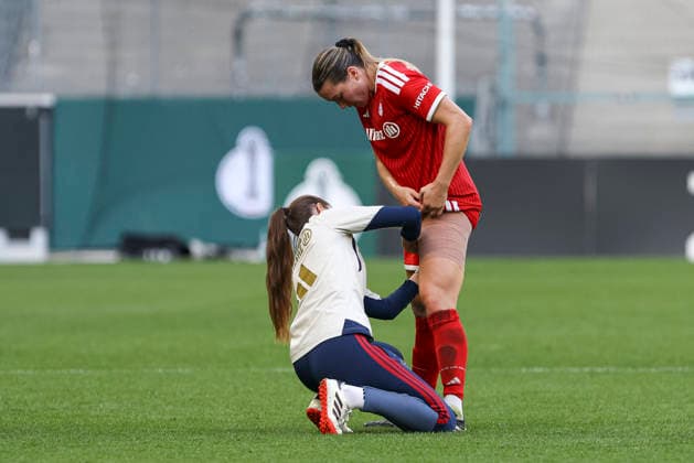 Vanessa Gilles (FC Bayern Muenchen) wird behandelt, bekommt ein Verband am Bein waehrend des Spiels des DFB-Pokal der Frauen zwischen Borussia Moenchengladbach und FC Bayern Muenchen, ista-Borussia-Park am 27. September 2026 in Moenchengladbach, Deutschland. (Foto von Oliver Kaelke DeFodi Images) +++ Vanessa Gilles (FC Bayern Muenchen) wird behandelt, bekommt ein Verband am Bein during the DFB-Pokal der Frauen match between Borussia Moenchengladbach and FC Bayern Muenchen at ista-Borussia-Park on September 27, 2026 in Moenchengladbach, Germany. (Photo by Oliver Kaelke DeFodi Images) DFB DFL REGULATIONS PROHIBIT ANY USE OF PHOTOGRAPHS AS IMAGE SEQUENCES AND OR QUASI-VIDEO. (Photo by Oliver Kaelke DeFodi Images) -