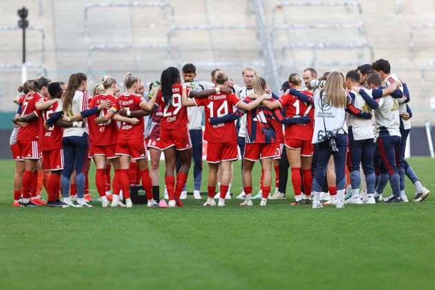 Spielerinnen von FC Bayern Muenchen bilden einen Teamkreis waehrend des Spiels des DFB-Pokal der Frauen zwischen Borussia Moenchengladbach und FC Bayern Muenchen, ista-Borussia-Park am 27. September 2026 in Moenchengladbach, Deutschland. (Foto von Oliver Kaelke DeFodi Images) +++ Players from FC Bayern Muenchen form a circle during the DFB-Pokal der Frauen match between Borussia Moenchengladbach and FC Bayern Muenchen at ista-Borussia-Park on September 27, 2026 in Moenchengladbach, Germany. (Photo by Oliver Kaelke DeFodi Images) DFB DFL REGULATIONS PROHIBIT ANY USE OF PHOTOGRAPHS AS IMAGE SEQUENCES AND OR QUASI-VIDEO. (Photo by Oliver Kaelke DeFodi Images) -