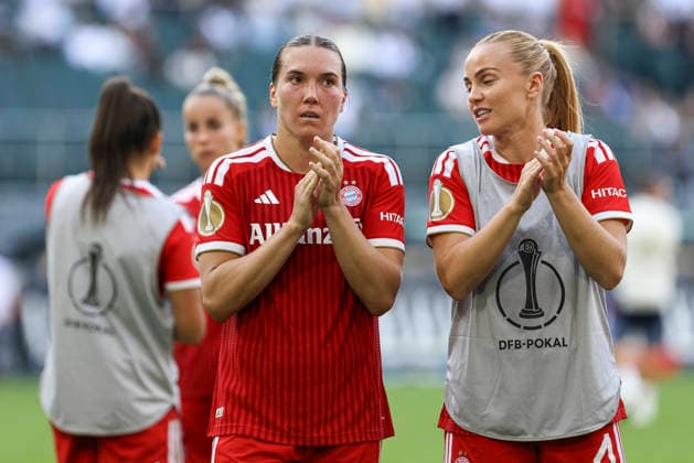 Vanessa Gilles (FC Bayern Muenchen) und Glodis Perla Viggosdottir (FC Bayern Muenchen) Schlussjubel, jubelt nach dem 1:2 Sieg waehrend des Spiels des DFB-Pokal der Frauen zwischen Borussia Moenchengladbach und FC Bayern Muenchen, ista-Borussia-Park am 27. September 2026 in Moenchengladbach, Deutschland. (Foto von Oliver Kaelke DeFodi Images) +++ Vanessa Gilles (FC Bayern Muenchen) und Glodis Perla Viggosdottir (FC Bayern Muenchen) celebrate after winning during the DFB-Pokal der Frauen match between Borussia Moenchengladbach and FC Bayern Muenchen at ista-Borussia-Park on September 27, 2026 in Moenchengladbach, Germany. (Photo by Oliver Kaelke DeFodi Images) DFB DFL REGULATIONS PROHIBIT ANY USE OF PHOTOGRAPHS AS IMAGE SEQUENCES AND OR QUASI-VIDEO. (Photo by Oliver Kaelke DeFodi Images) -
