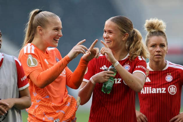 Torfrau Regina van Eijk (FC Bayern Muenchen) und Sophie Proost (FC Bayern Muenchen) Schlussjubel, jubelt nach dem 1:2 Sieg waehrend des Spiels des DFB-Pokal der Frauen zwischen Borussia Moenchengladbach und FC Bayern Muenchen, ista-Borussia-Park am 27. September 2026 in Moenchengladbach, Deutschland. (Foto von Oliver Kaelke DeFodi Images) +++ Torfrau Regina van Eijk (FC Bayern Muenchen) und Sophie Proost (FC Bayern Muenchen) celebrate after winning during the DFB-Pokal der Frauen match between Borussia Moenchengladbach and FC Bayern Muenchen at ista-Borussia-Park on September 27, 2026 in Moenchengladbach, Germany. (Photo by Oliver Kaelke DeFodi Images) DFB DFL REGULATIONS PROHIBIT ANY USE OF PHOTOGRAPHS AS IMAGE SEQUENCES AND OR QUASI-VIDEO. (Photo by Oliver Kaelke DeFodi Images) -