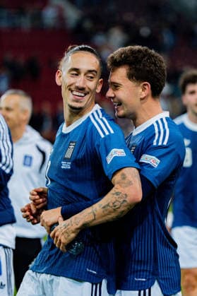 Nations League, Gruppe A, 2. Spieltag, Deutschland vs. Griechenland am 27.09.2026 in der WWK Arena in Augsburg Konstantinos Tsimikas Konstantinos Karetsas Freude lachen nach Abpfiff Copyright: xBahhoxKarax