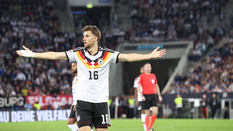 27.09.2026, xrekx, Fussball UEFA Nations League, Deutschland - Griechenland v.l. Anton Stach (Deutschland) gibt Anweisungen, gestikuliert, mit den Armen gestikulieren gives instructions, gesticulate Augsburg