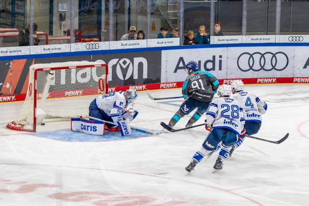 Ingolstadt, Deutschland 27. September 2026: PENNY DEL - 2026 2027 - Sp. 4 - ERC Ingolstadt gegen Adler Mannheim Im Bild: 2. v.li. Torschütze Riley Sheen (ERCI) macht das Tor zum 1:0 Saturn Arena Bayern Copyright: xFotostandx xSchäferx