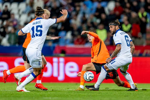 BELGRADO - (l-r) Nederland midfielder Guus Til and Servie midfielder Nemanja Gudelj during the UEFA Nations League match between Servie and Nederland at Rajko Mitic Stadion on 27 september 2026 in Belgrado, Servie. (Photo by DeFodi Images) -