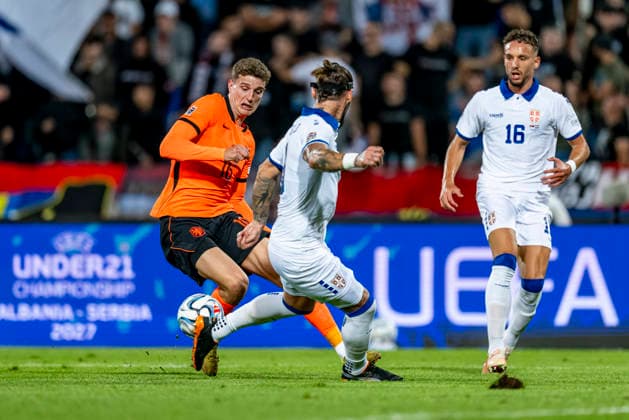 BELGRADO - (l-r) Nederland midfielder Guus Til, Servie midfielder Nemanja Gudelj and Servie defender Strahinja Erakovic during the UEFA Nations League match between Servie and Nederland at Rajko Mitic Stadion on 27 September 2026 in Belgrado, Servie. (Photo by DeFodi Images) -