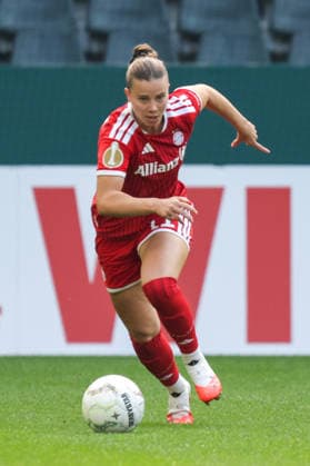 27.09.2026, xgrfx, Fussball DFB Pokal Frauen 1.Runde, Borussia Mönchengladbach - FC Bayern München v.l. Sarah Mattner (FC Bayern München) Mönchengladbach
