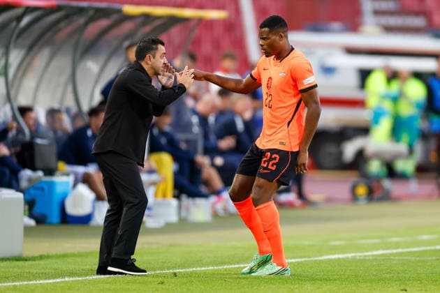 BELGRADE, SERBIA - SEPTEMBER 27: coach Xavi Hernandez of Netherlands Denzel Dumfries of Netherlands during the UEFA Nations League match between Serbia and Netherlands at on September 27, 2026 in Belgrade, Serbia.  Copyright: xDijksxMedia MBxMediax