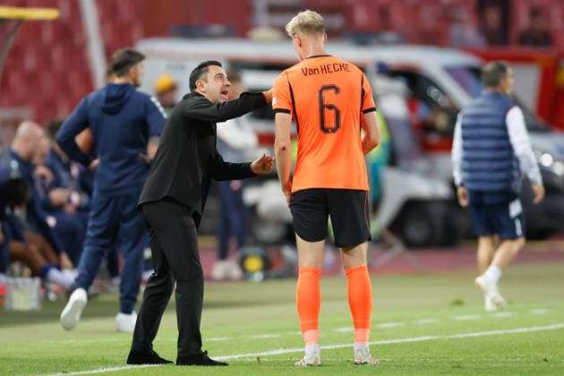 BELGRADE, SERBIA - SEPTEMBER 27: coach Xavi Hernandez of Netherlands Jan Paul van Hecke of Netherlands during the UEFA Nations League match between Serbia and Netherlands at on September 27, 2026 in Belgrade, Serbia.  Copyright: xDijksxMedia MBxMediax