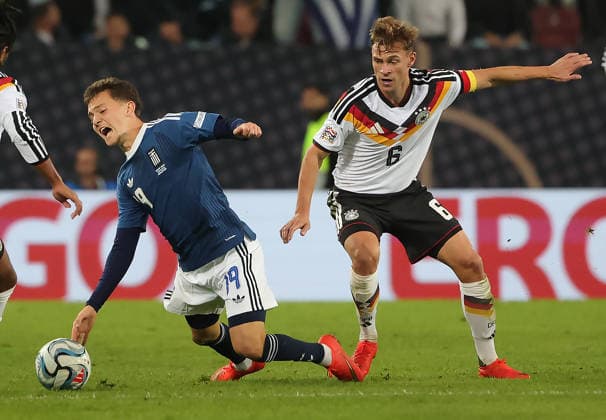27.09.2026, Nations League, Deutschland vs Griechenland, WWK Arena Augsburg, Fussball, im Bild: Konstantinos Karetsas (Griechenland) vs Joshua Kimmich (FC Bayern Muenchen)