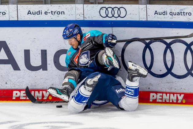 Ingolstadt, Deutschland 27. September 2026: PENNY DEL - 2026 2027 - Sp. 4 - ERC Ingolstadt gegen Adler Mannheim Im Bild: Leon Hüttl Huettl (ERCI) nach Zweikampf am Boden Saturn Arena Bayern Copyright: xFotostandx xSchäferx