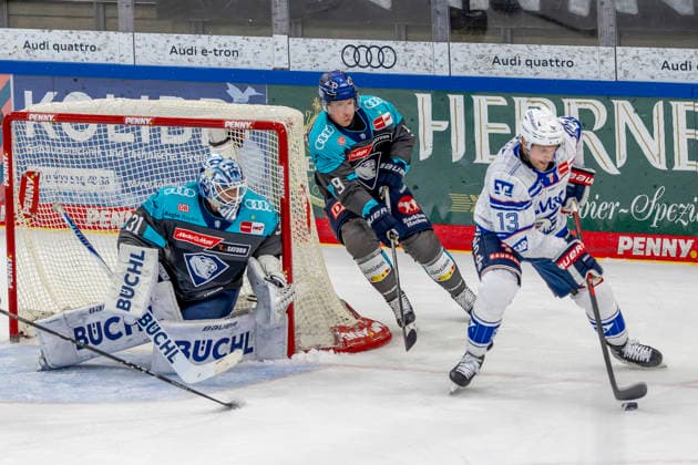 Ingolstadt, Deutschland 27. September 2026: PENNY DEL - 2026 2027 - Sp. 4 - ERC Ingolstadt gegen Adler Mannheim Im Bild: v. li. im Zweikampf Torhüter Devin Williams (ERCI), Myles Powell (ERCI) und Zachary Solow (MERC) Saturn Arena Bayern Copyright: xFotostandx xSchäferx