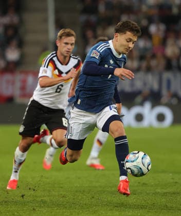 27.09.2026, Nations League, Deutschland vs Griechenland, WWK Arena Augsburg, Fussball, im Bild: Joshua Kimmich (FC Bayern Muenchen) vs Konstantinos Karetsas (Griechenland)