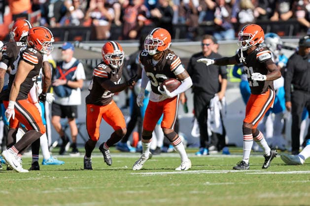 CLEVELAND, OH - SEPTEMBER 27: Cleveland Browns safety Ronnie Hickman (33) celebrates with Cleveland Browns linebacker Carson Schwesinger (49), Cleveland Browns cornerback Myles Harden (26), and Cleveland Browns cornerback Denzel Ward (21) after sealing the victory with an interception during the fourth quarter of the National Football League game between the Carolina Panthers and Cleveland Browns on September 27, 2026, at Huntington Bank Field in Cleveland, OH. (Photo by Frank Jansky Icon Sportswire) NFL, American Football Herren, USA SEP 27 Panthers at Browns EDITORIAL USE ONLY Icon260927024