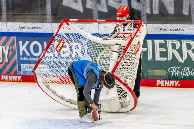 Ingolstadt, Deutschland 27. September 2026: PENNY DEL - 2026 2027 - Sp. 4 - ERC Ingolstadt gegen Adler Mannheim Im Bild: Eismeister repariert die Halterung des Tores Saturn Arena Bayern Copyright: xFotostandx xSchäferx